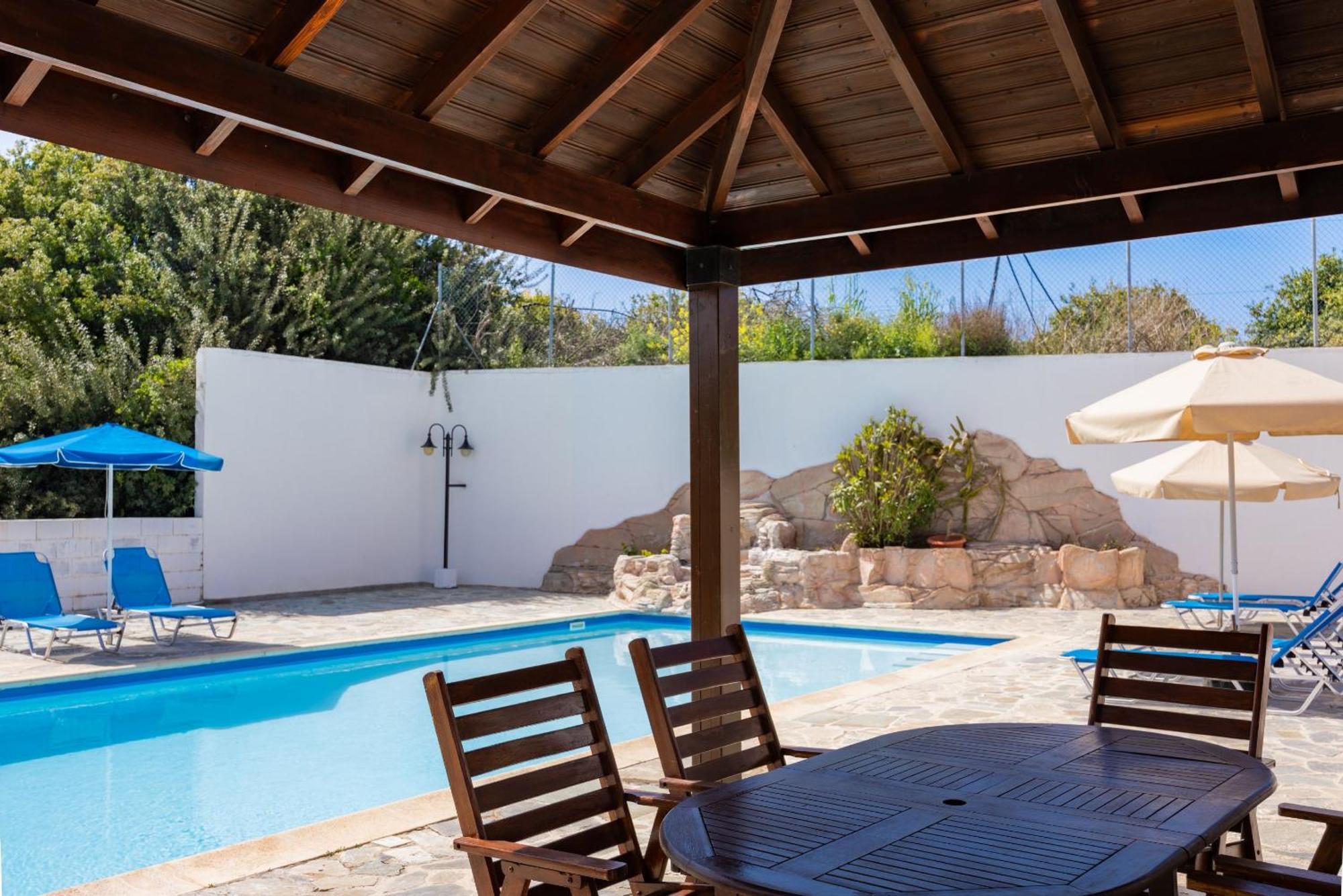 לאצ'י Villa Ira Finiki מראה חיצוני תמונה